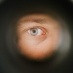 Meta contornou as proteções de privacidade da Apple e demitiu o funcionário que a sinalizou – FT | Foto de um olho olhando através de um olho mágico