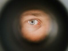 Índia considera nova medida de vigilância exigindo que o iPhone A-GPS permaneça ativo 24 horas por dia, 7 dias por semana Meta contornou as proteções de privacidade da Apple e demitiu o funcionário que a sinalizou – FT | Foto de um olho olhando através de um olho mágico