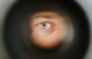 Índia considera nova medida de vigilância exigindo que o iPhone A-GPS permaneça ativo 24 horas por dia, 7 dias por semana Meta contornou as proteções de privacidade da Apple e demitiu o funcionário que a sinalizou – FT | Foto de um olho olhando através de um olho mágico