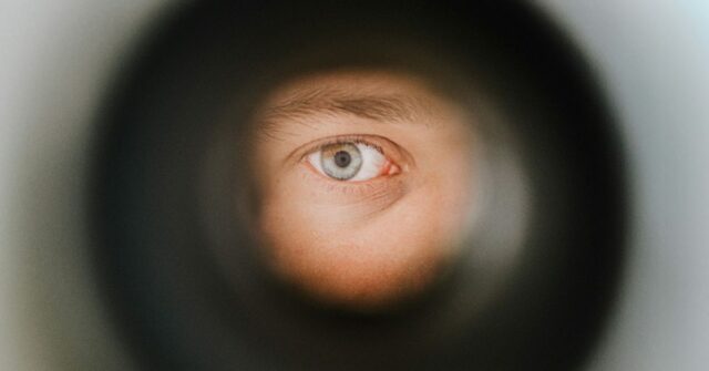 Índia considera nova medida de vigilância exigindo que o iPhone Meta contornou as proteções de privacidade da Apple e demitiu o funcionário que a sinalizou – FT | Foto de um olho olhando através de um olho mágico