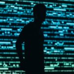 Índia ordena que a Apple pré-instale um aplicativo de segurança estatal que não pode ser excluído em iPhones | A foto mostra a silhueta de uma pessoa contra um fundo que representa dados