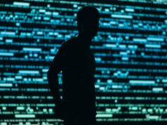 Índia ordena que a Apple pré-instale um aplicativo de segurança estatal que não pode ser excluído em iPhones Índia ordena que a Apple pré-instale um aplicativo de segurança estatal que não pode ser excluído em iPhones | A foto mostra a silhueta de uma pessoa contra um fundo que representa dados