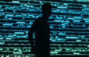 Índia ordena que a Apple pré-instale um aplicativo de segurança estatal que não pode ser excluído em iPhones Índia ordena que a Apple pré-instale um aplicativo de segurança estatal que não pode ser excluído em iPhones | A foto mostra a silhueta de uma pessoa contra um fundo que representa dados