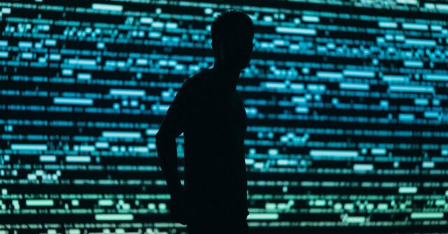 Índia ordena que a Apple pré-instale um aplicativo de segurança estatal que não pode ser excluído em iPhones | A foto mostra a silhueta de uma pessoa contra um fundo que representa dados