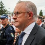 Primeiro Ministro Anthony Albanese. A comunidade judaica de NSW realiza uma vigília pelas vítimas e sobreviventes do Massacre de Bondi, uma semana depois, em Bondi Beach. Fotografia de Edwina Pickles. 21 de dezembro de 2025