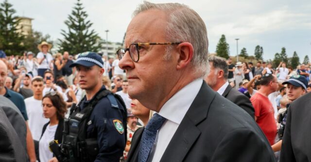 Primeiro Ministro Anthony Albanese. A comunidade judaica de NSW realiza uma vigília pelas vítimas e sobreviventes do Massacre de Bondi, uma semana depois, em Bondi Beach. Fotografia de Edwina Pickles. 21 de dezembro de 2025