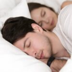 Inesperadamente, dormir sem roupa íntima pode deixar os homens mais...