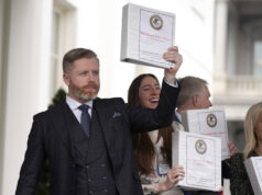 Influenciadores de direita sugaram Trump em 2025 – e valeu a pena Benny Johnson fala em um memorial para o ativista conservador Charlie Kirk, domingo, 21 de setembro de 2025, no State Farm Stadium em Glendale, Arizona (AP Photo/John Locher)