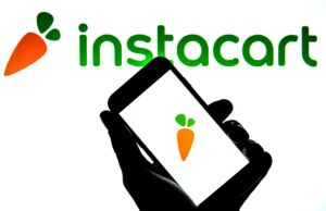 Instacart pagará US$ 60 milhões para resolver alegações da FTC de que enganou os consumidores Instacart logo on a phone