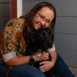 Emma Kleck, de Santa Cruz, segura um frasco de insulina ao lado de sua tatuagem enquanto está em sua casa em Santa Cruz, Califórnia, na sexta-feira, 12 de dezembro de 2025. Kleck tem diabetes tipo I desde 2001. A Califórnia está entrando no negócio de insulina. Em janeiro, o estado começará a vender uma insulina de ação prolongada para pacientes com diabetes por US$ 55, o fornecimento para aproximadamente um mês. (José Carlos Fajardo/Bay Area News Group)