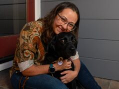 Insulina da marca ‘Califórnia’ está chegando ao mercado Emma Kleck, de Santa Cruz, segura um frasco de insulina ao lado de sua tatuagem enquanto está em sua casa em Santa Cruz, Califórnia, na sexta-feira, 12 de dezembro de 2025. Kleck tem diabetes tipo I desde 2001. A Califórnia está entrando no negócio de insulina. Em janeiro, o estado começará a vender uma insulina de ação prolongada para pacientes com diabetes por US$ 55, o fornecimento para aproximadamente um mês. (José Carlos Fajardo/Bay Area News Group)