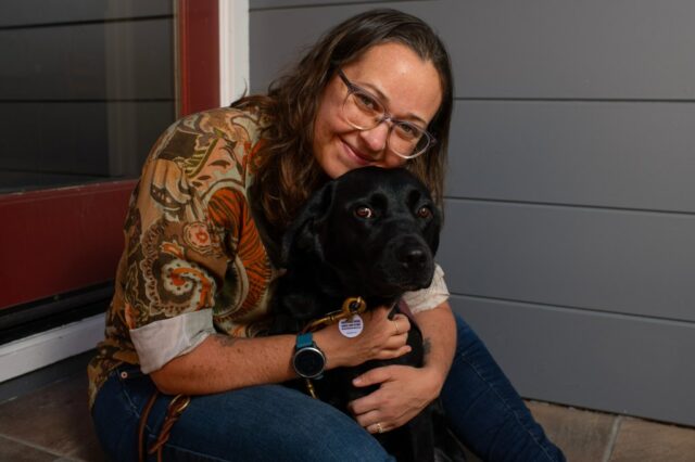 Insulina da marca ‘Califórnia’ está chegando ao mercado Emma Kleck, de Santa Cruz, segura um frasco de insulina ao lado de sua tatuagem enquanto está em sua casa em Santa Cruz, Califórnia, na sexta-feira, 12 de dezembro de 2025. Kleck tem diabetes tipo I desde 2001. A Califórnia está entrando no negócio de insulina. Em janeiro, o estado começará a vender uma insulina de ação prolongada para pacientes com diabetes por US$ 55, o fornecimento para aproximadamente um mês. (José Carlos Fajardo/Bay Area News Group)