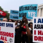 Os manifestantes seguram cartazes dizendo