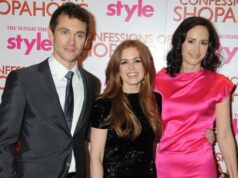 Isla Fisher presta homenagem sincera à autora de ‘Confissões de uma viciada em compras’, Sophie Kinsella, após sua morte aos 55 anos Isla Fisher, Sophie Kinsella e produtor Jerry Bruckheimer (Crédito: Ian West - PA Images/PA Images/Isla Fisher/Instagram)