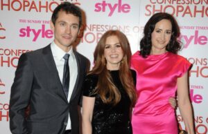 Isla Fisher presta homenagem sincera à autora de ‘Confissões de uma viciada em compras’, Sophie Kinsella, após sua morte aos 55 anos Isla Fisher, Sophie Kinsella e produtor Jerry Bruckheimer (Crédito: Ian West - PA Images/PA Images/Isla Fisher/Instagram)