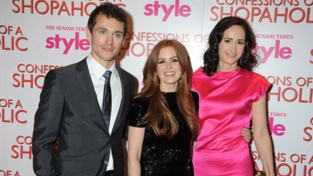 Isla Fisher presta homenagem sincera à autora de 'Confissões de Isla Fisher, Sophie Kinsella e produtor Jerry Bruckheimer (Crédito: Ian West - PA Images/PA Images/Isla Fisher/Instagram)