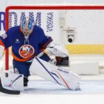 O goleiro do New York Islanders, Ilya Sorokin (30), faz uma parada durante o primeiro período, quando o New York Islanders jogou na terça-feira, 9 de dezembro de 2025, na UBS Arena em Elmont, NY.
