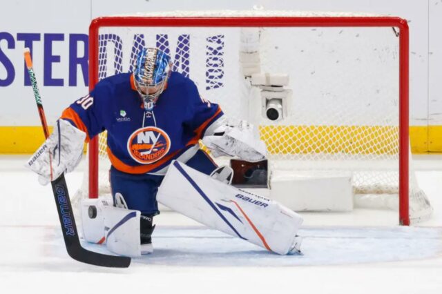 O goleiro do New York Islanders, Ilya Sorokin (30), faz uma parada durante o primeiro período, quando o New York Islanders jogou na terça-feira, 9 de dezembro de 2025, na UBS Arena em Elmont, NY. 