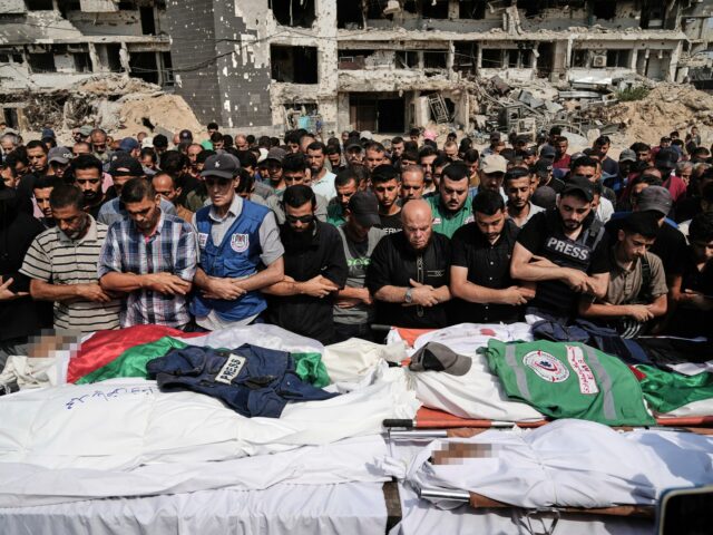 A partir da esquerda: jornalista da Al Jazeera morto por Israel anteriormente. Anas al-Sharif, Mohammed Noufal, Ibrahim Zaher e Mohammed Qreiqeh (Al Jazeera)