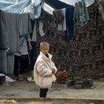 Inundações atingem tendas de palestinos deslocados após fortes chuvas em Gaza