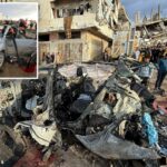 Palestinos inspecionam o local de um ataque israelense a um carro na Cidade de Gaza.