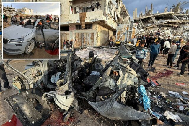 Israel mata o principal comandante do Hamas, Raad Saad, com Palestinos inspecionam o local de um ataque israelense a um carro na Cidade de Gaza.