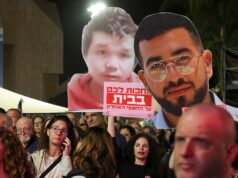 Israel recebe caixão que supostamente contém um dos corpos restantes de dois reféns falecidos Israel recebe caixão que supostamente contém um dos corpos restantes de dois reféns falecidos