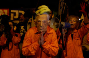 Israelenses protestam contra pedido de perdão de Netanyahu Israelenses protestam contra pedido de perdão de Netanyahu