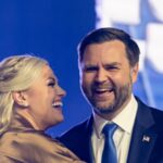 JD Vance, então candidato ao Senado, fala ao lado de Donald Trump em um comício em 2022.