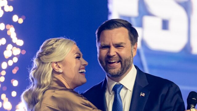 JD Vance, então candidato ao Senado, fala ao lado de Donald Trump em um comício em 2022.