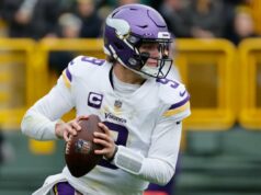 JJ McCarthy limpa o protocolo de concussão enquanto se prepara para o retorno dos Vikings O quarterback do Minnesota Vikings, JJ McCarthy (9), tenta passar.