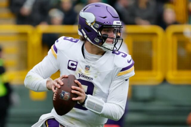 JJ McCarthy limpa o protocolo de concussão enquanto se prepara O quarterback do Minnesota Vikings, JJ McCarthy (9), tenta passar.