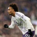 Joshua Zirkzee com uniforme branco do Man Utd, prestes a sair do banco