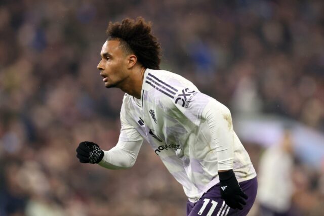Joshua Zirkzee com uniforme branco do Man Utd, prestes a sair do banco