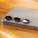 O Samsung Galaxy S25 com Google Gemini ativado em uma mesa de madeira