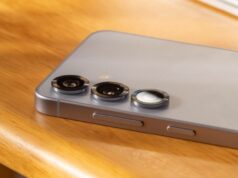 Já vi muitas ofertas de smartphones este ano, mas esta é a melhor O Samsung Galaxy S25 com Google Gemini ativado em uma mesa de madeira