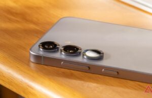 Samsung provoca grandes atualizações de câmera do Galaxy S26 O Samsung Galaxy S25 com Google Gemini ativado em uma mesa de madeira