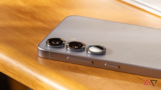 Já vi muitas ofertas de smartphones este ano, mas esta O Samsung Galaxy S25 com Google Gemini ativado em uma mesa de madeira