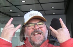 Jack Black canta sua versão rock de ‘Carol of the Bells’ em vídeo jack-black-kal-12-18-2025