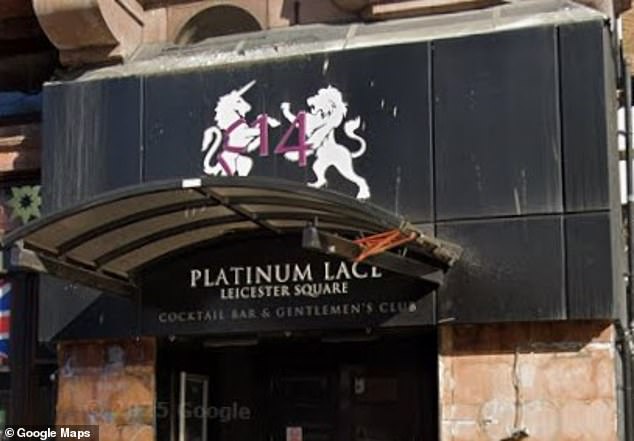 Jack Grealish convida amigos para uma cara noite de Natal O grupo arrecadou uma boa conta na boate Platinum Lace, na Leicester Square, em Londres.