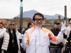 Jackie Chan carrega a tocha olímpica de Milão Cortina pelas ruínas de Pompéia Jackie Chan carrega a tocha olímpica de Milão Cortina pelas ruínas de Pompéia