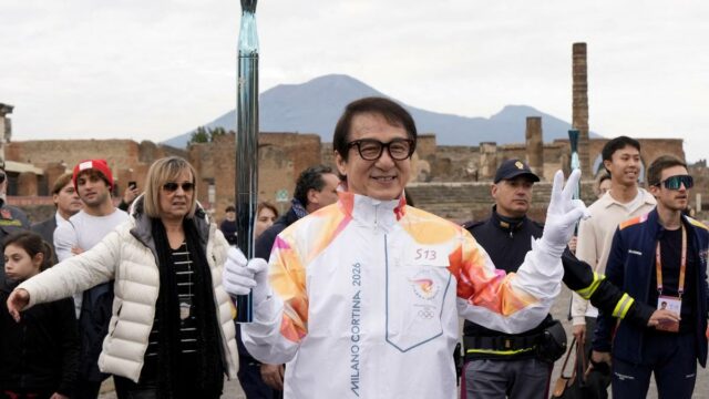 Jackie Chan carrega a tocha olímpica de Milão Cortina pelas ruínas de Pompéia
