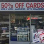 Vitrine com uma placa de publicidade