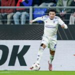 Imagem dividida de Marcus Rashford com jaqueta do Barcelona olhando para o lado e Harry Amass com uniforme do Sheffield Wednesday olhando para o lado.