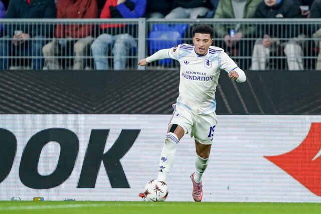 Imagem dividida de Marcus Rashford com jaqueta do Barcelona olhando para o lado e Harry Amass com uniforme do Sheffield Wednesday olhando para o lado.
