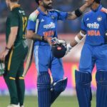 O indiano Yashasvi Jaiswal comemora seu século durante a terceira partida internacional de críquete One Day entre Índia e África do Sul em Visakhapatnam, Índia, sábado, 6 de dezembro de 2025. (AP Photo / Mahesh Kumar A.)