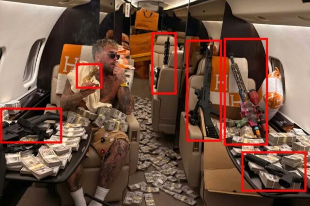 Jake Paul sentado em um jato particular cercado por dinheiro e várias armas de fogo.