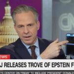 Jake Tapper passa por 100 páginas escurecidas dos arquivos Epstein do DOJ lançados ao vivo no ar: 'A transparência que estamos obtendo' | Vídeo