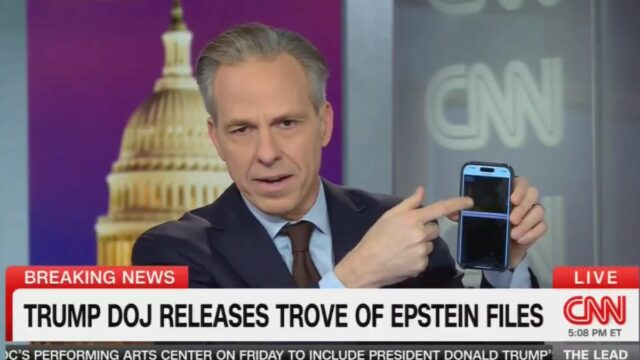 Jake Tapper passa por 100 páginas escurecidas dos arquivos Epstein do DOJ lançados ao vivo no ar: 'A transparência que estamos obtendo' | Vídeo
