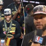 Jalen Brunson, nº 11 do New York Knicks, fica todo sorrisos depois de receber o troféu de MVP da Copa da NBA após vencer a Copa da NBA.